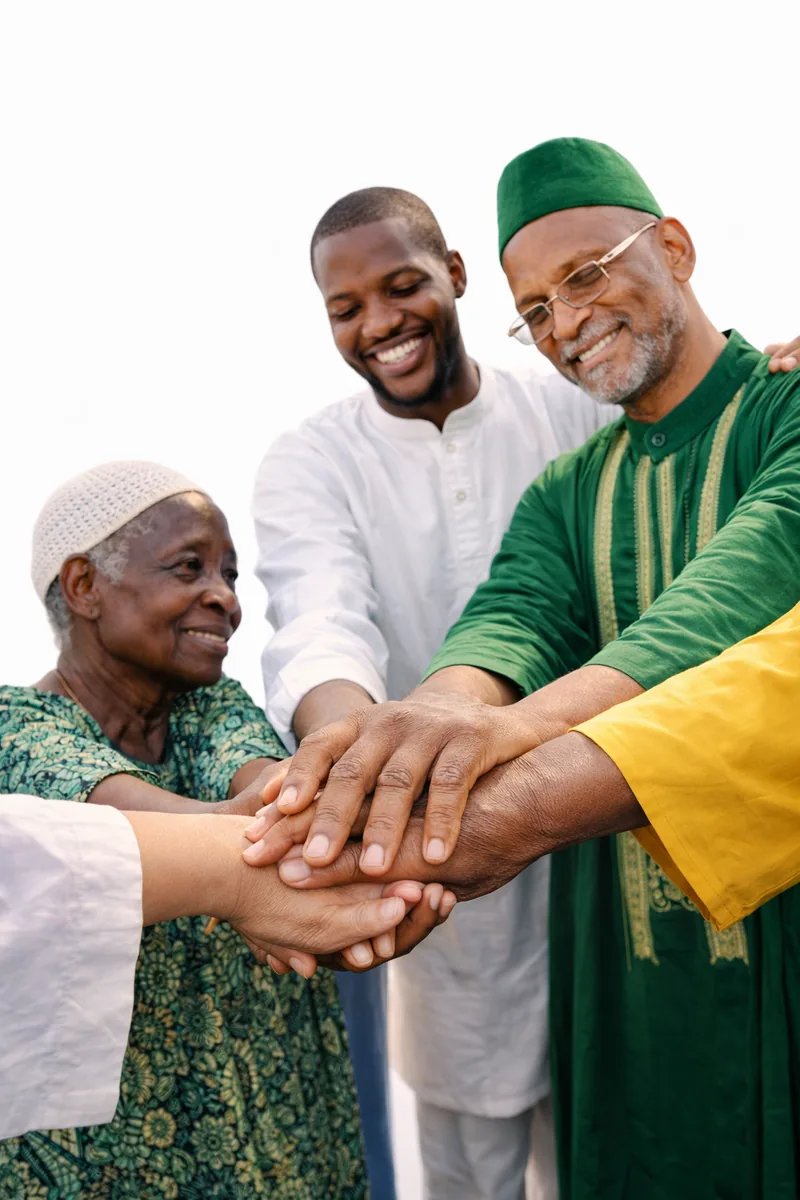 Des membres d’une communauté réunissent leurs mains en signe de solidarité